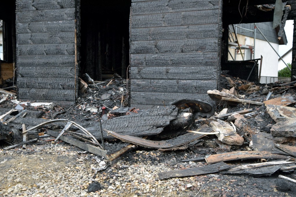 Schwerer Brand in Einfamilien Haus Roesrath Rambruecken P135.JPG - Miklos Laubert
